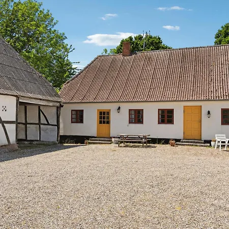 2 Bedroom Pet Friendly In Tranekaer Apartment Skattebolle